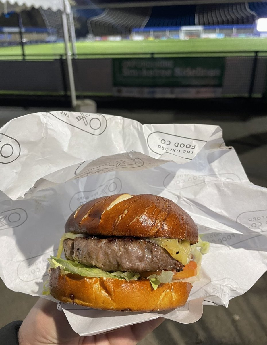 FootyScran's tweet photo. Burger at Oxford City FC (@OxCityFC) 

💷 £3.50 https://t.co/10euIMfWlE
