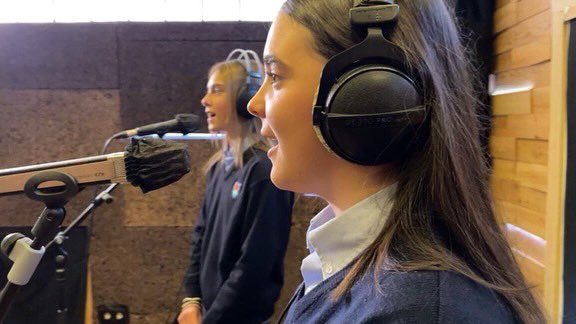 elcampico's tweet photo. Alumnos de Secundaria participan en los estudios del @srguindilla en la grabación del nuevo Villancico Navideño que presentaremos muy pronto. ¡Atentos! 🎁🎄 https://t.co/qdmohMV2kD
