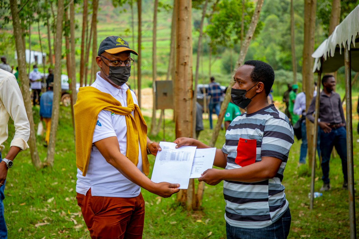 RwandaMinesB's tweet photo. Muri iki gikorwa hanatewe ibiti 1700 mu nkengero za mine ya sosiyete ya DEMICO, hasiburwa umugezi ndetse hanatangwa ubwisungane bwo kwivuza ku bantu 60 baturuka mu miryango 14. Abacukuzi banahawe amahugurwa ku mikorere ikwiye ndetse n'ubutabazi bw’ibanze. #MiningweekRw https://t.co/ZYh0wSodIp
