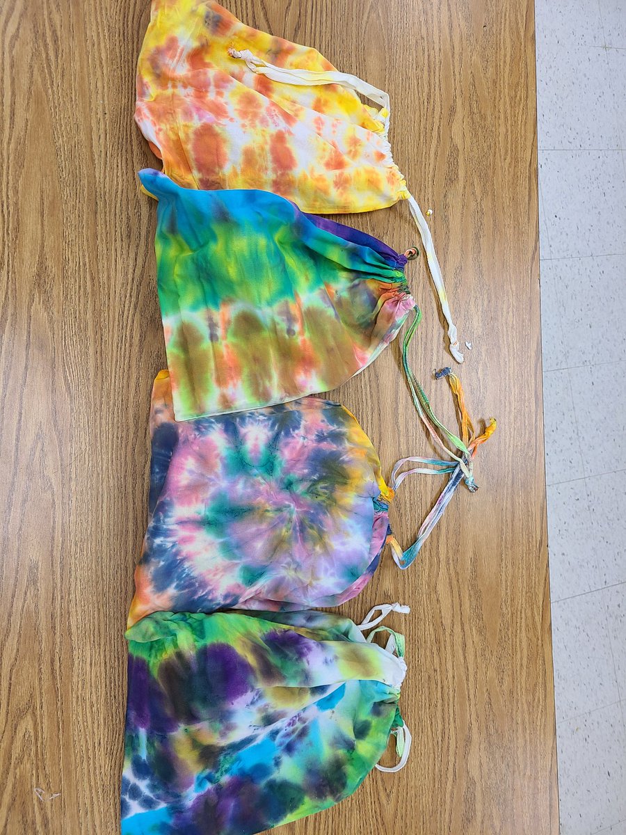 SpaldingPE's tweet photo. The Live to Give Club finished making their Tie dye bags and filling them with toys for a local homeless shelter! What a great job! @mjsames @principalSDE https://t.co/pwMzvFyyCS