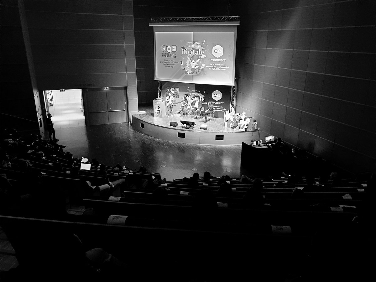 Nel 2022 useremo ancora i #socialmedia? | Alcuni hanno una visione olistica e altri una visione miope di #adv, #influencer e #creator. | Contenuti creati dai #creator e #geolocalizzati, #microinfluencer appassionati e verticali, #live per puro #intrattenimento.