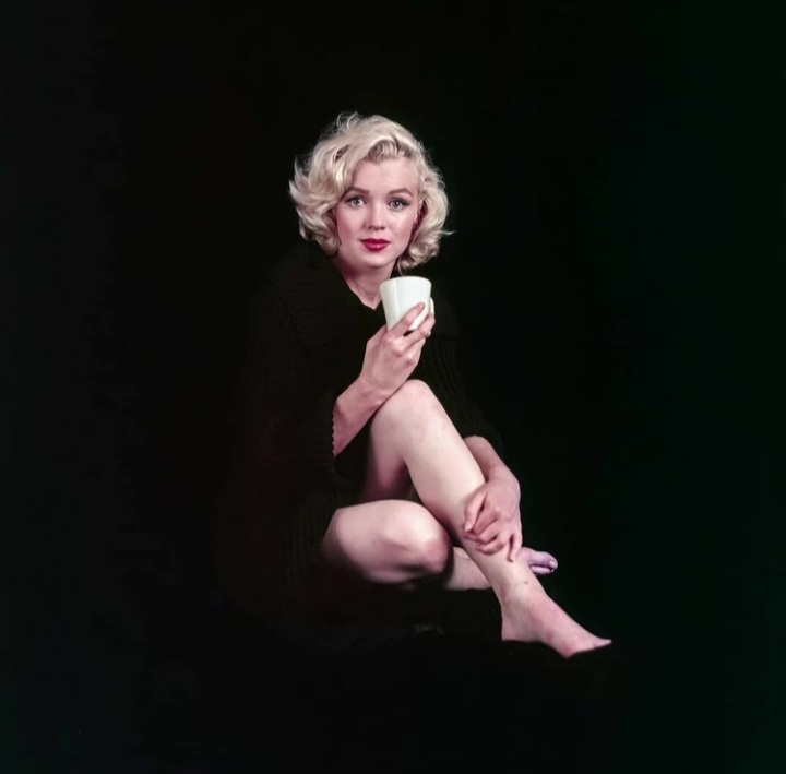 MarilynDiary's tweet photo. Marilyn Monroe photographed by Milton Greene in 1953. https://t.co/QHkZ08FrnX