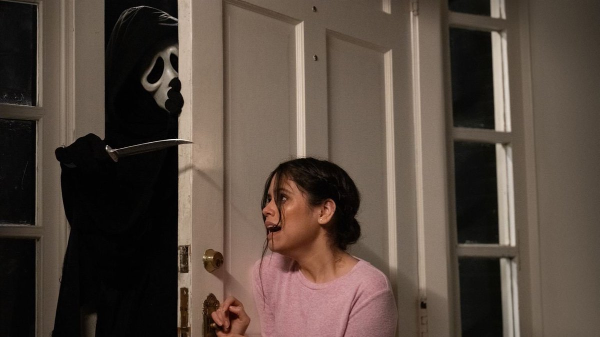 #Scream ha recibido la calificación R en Estados Unidos por su ''fuerte violencia sangrienta, lenguaje malsonante y algunas referencias sexuales.''

¿Hay ganas de volver a ver a Ghostface?