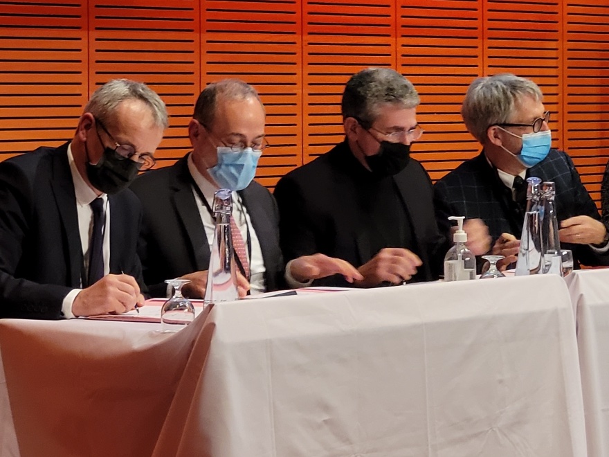 🤝Signature du partenariat @CHUdeLyon @inria : la santé numérique sera l'un des axes de développement du centre @Inria_lyon