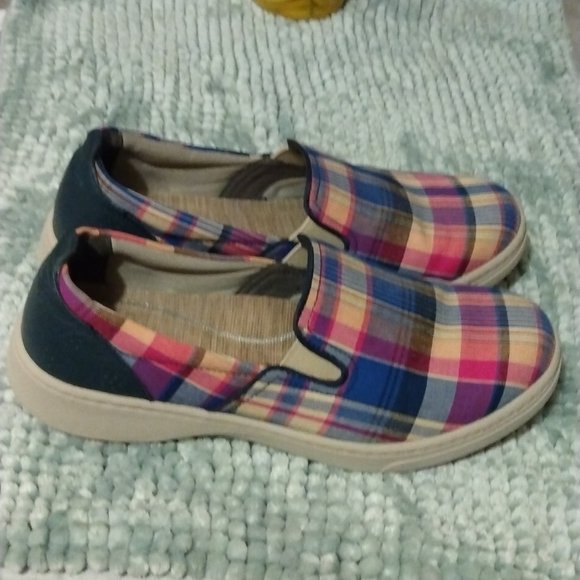 yourAMcaffeine's tweet photo. So good I had to share! Check out all the items I'm loving on @Poshmarkapp #poshmark #fashion #style #shopmycloset #dansko #superga #smokymountain: https://t.co/da1yNzu5l1 https://t.co/Bv50tkRh7O