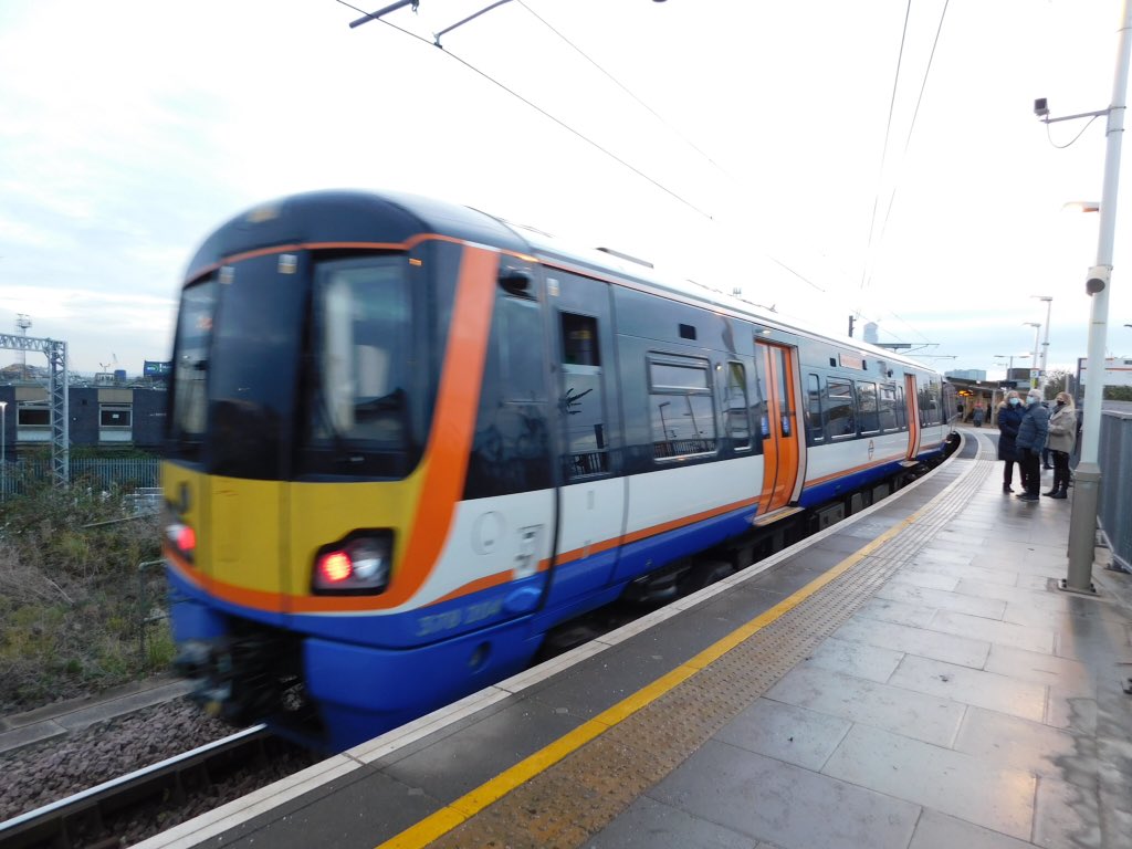 loypass_SCCar's tweet image. 🚈🏙 Still have namers allocated to Willesden. The cast nameplate "Professor Sir Peter Hall" is just visible on the DMSO of @TfL Capitalstar 378 204 whirring from #WillesdenJunction 29/11/2021. #class378 #LondonOverground