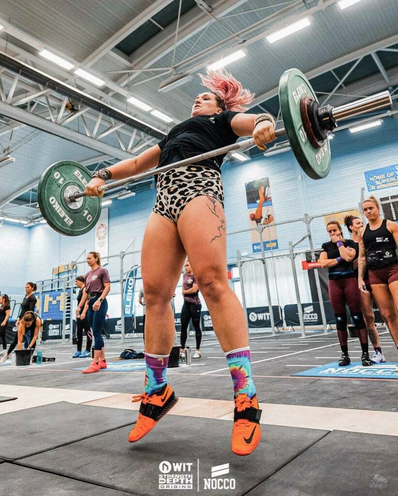 SportyBethCF's tweet photo. Epic photos from the weekend at @strengthindepthuk 🎉 doing my usual levitating trick. I am loving my new pink hair too 😂
#crossfitcompetition #crosfitvlogger #olympicweightlifting #snatch #strongwomen https://t.co/b6RongpZ5S