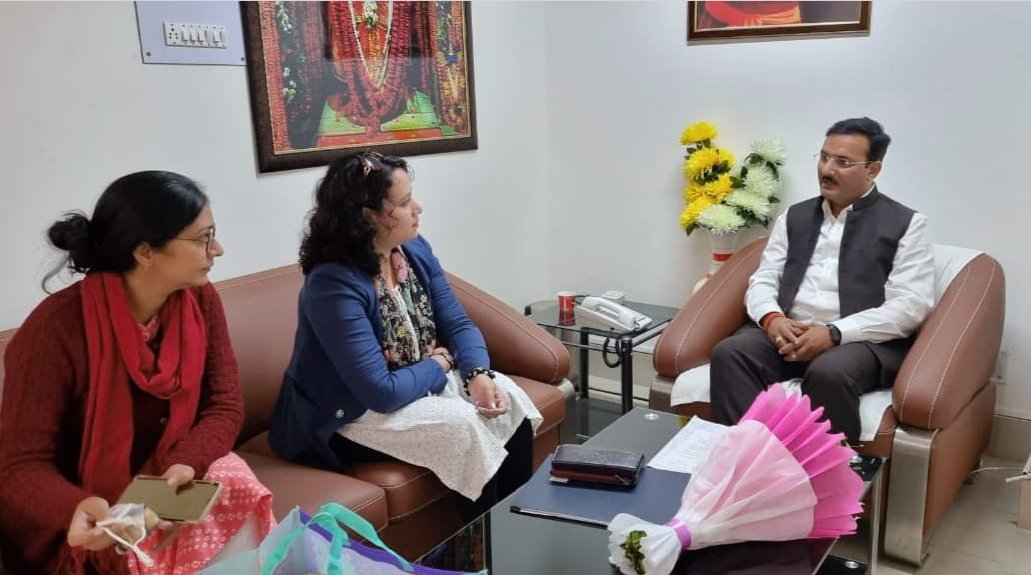 परिषदीय विद्यालय में कार्यरत शिक्षकों की समस्याओं के संदर्भ में आदरणीय बेसिक शिक्षा मंत्री जी से बैठक कर, समस्याओं के निराकरण हेतु ज्ञापन सौंपा गया।