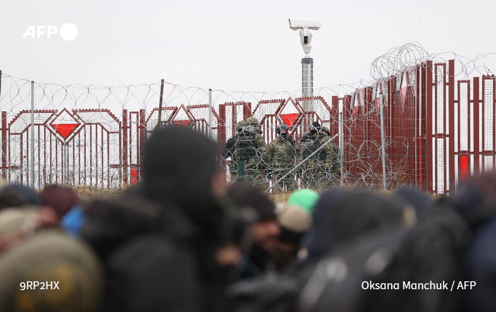 afpfr's tweet photo. Les Etats-Unis vont annoncer "très bientôt" de nouvelles sanctions contre le Bélarus à la suite de la crise des migrants à la frontière de l'Union européenne, a affirmé mercredi un haut responsable américain après l'annonce de nouvelles sanctions européennes #AFP https://t.co/1lUQCtTe63