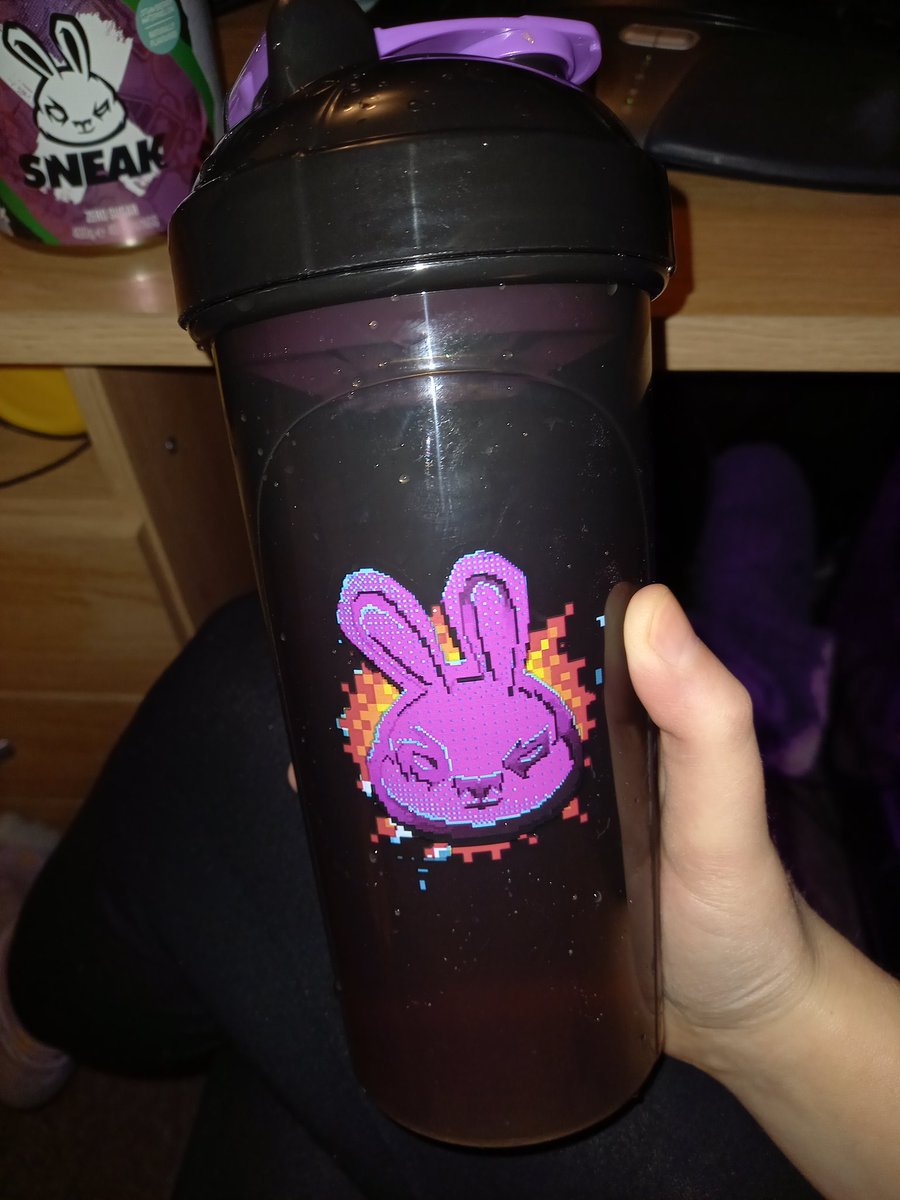 SakuraYueKo's tweet photo. Finally have an official Sneak bottle haha, it's SO much bigger than my old Cherry Blossom one 😂💕 #8BitFriday #SneakEnergy https://t.co/0co1pG5zvR