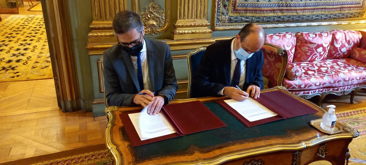DinoCrea's tweet photo. Firma del Acuerdo de Concesión a la Casa de España de la Reg Paris de los inmuebles propiedad del Estado español en La Plaine Saint-Denis. Acto celebrado con el recién nombrado Embajador de España Victorio Redondo Baldrich y @Cgesparis y @ConsejeriaFr y Aso de Españoles en 🇫🇷 https://t.co/jm9z2LNqwg