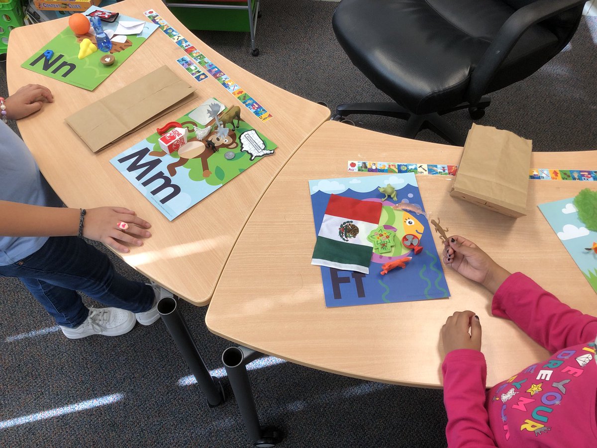 LuciaFrancke's tweet photo. What a BIG difference when we use whole brain learning!
Beginning sounds - Mystery Bag #multisensoryapproach #RISDLitandInt @DoverElementary ⁦@RISDLitandInt⁩ https://t.co/qpSUouEFIi