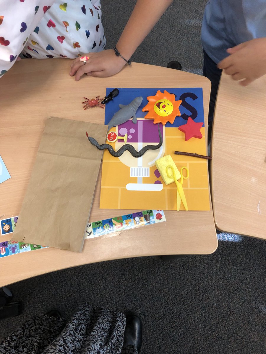 LuciaFrancke's tweet photo. What a BIG difference when we use whole brain learning!
Beginning sounds - Mystery Bag #multisensoryapproach #RISDLitandInt @DoverElementary ⁦@RISDLitandInt⁩ https://t.co/qpSUouEFIi