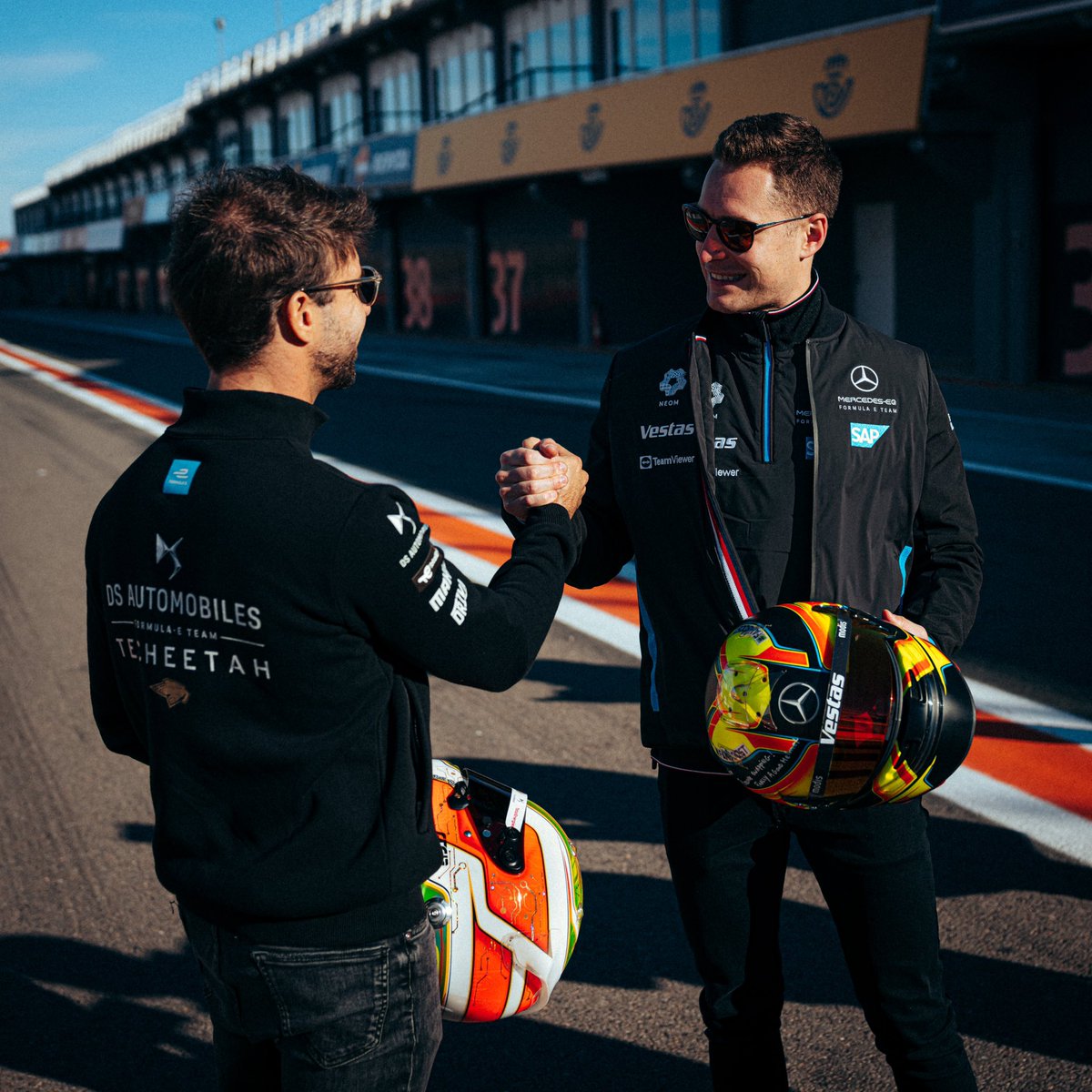 svandoorne's tweet photo. Awesome to swap helmets with my buddy @afelixdacosta ! Cheers to many more on track battles! 🍻 https://t.co/3ym5xOl54S