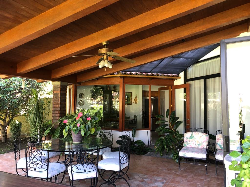 REMAXVISIONGDL's tweet photo. Preciosa Residencia en Lomas del Bosque 

En coto con vigilancia muy cerca del Club Atlas Colomos.

#bienesraicesgdl #Realstate #residenciasdelujo #zapopan #guadalajara #puertadehierro #colomos #lomasdelbosque #remax #remaxvision https://t.co/vObVM6CRlN