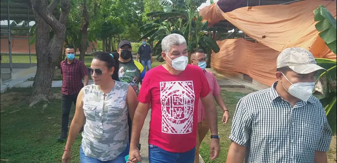 eduardopiate2's tweet photo. La mañana de hoy inspeccionamos el centro genético de Aves "Palmaritales de Arauca", constatamos sus niveles de producción y precisamos acciones para elevar su capacidad productiva en los próximos meses. Seguimos edificando el apure Grande, Próspero y Productivo @NicolasMaduro https://t.co/rFjmNzYc8h