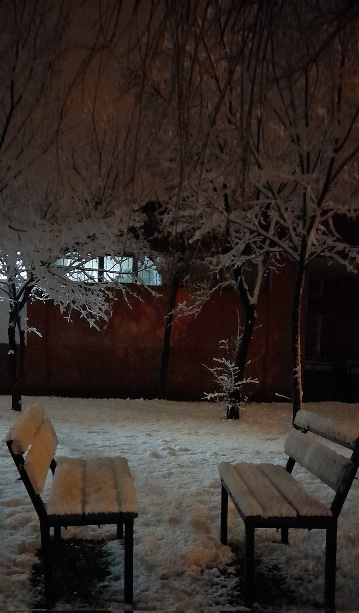 Ele soğuuk ( bize soğuk değil). 
İki yıldır kar yağsın da atayım dediğim esprim.