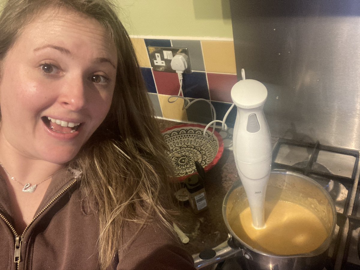 My tried, tested, and true recipe this week on #DriveTime on @wfm972 … squash, coconut milk, onions, and curry powder! Move aside Gordon Ramsay #easycooking #cheapeats https://t.co/j213cNXspI
