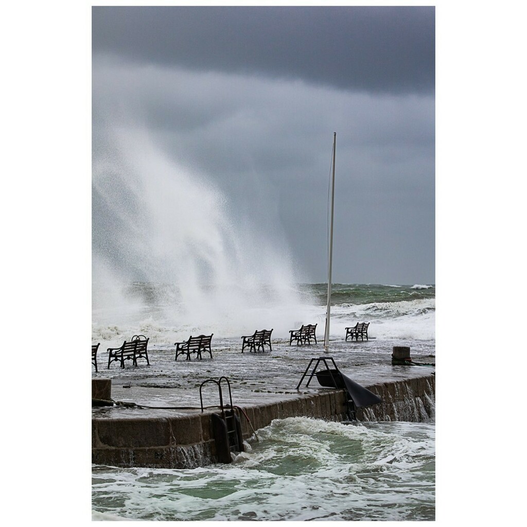 AndrewWatchorn's tweet photo. Rogue 3 - Bullock Harbour, Dalkey, Ireland
.
Third image from the series. Amazingly enough, when I got there somebody was sitting on the middle bench until they nearly got swept into the sea #nutjob #coast
.
.
.
#roguewave #dalkey #bullock #harbour  #lov… https://t.co/8XZ5liaSqZ https://t.co/SidopzCSdM