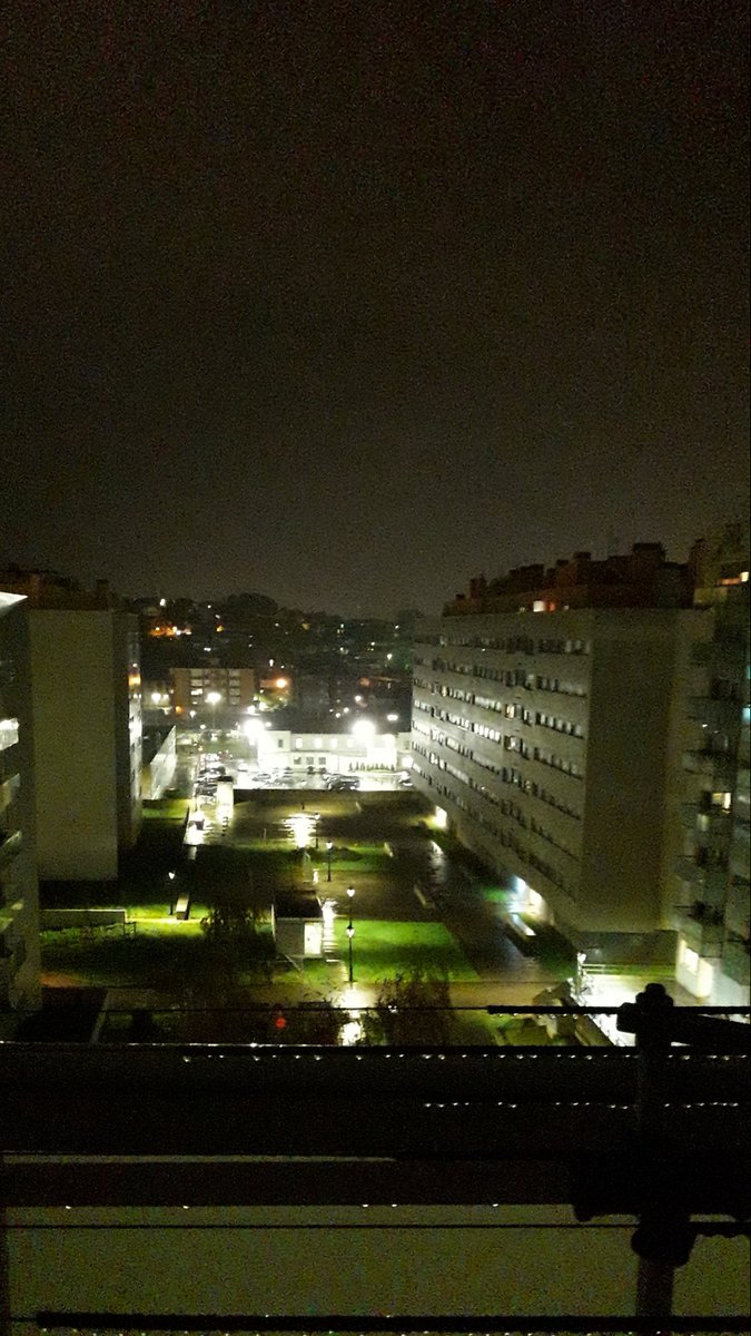 Apez140's tweet photo. Recién arribados a la nuestra Ensenada de Muriedas Mundo, Oscuras Nubes y Lluvia incesante la visten de nuevo, sus Gotas adornan un #Tendal....🧚♂️😎 https://t.co/60zJXJOv5u