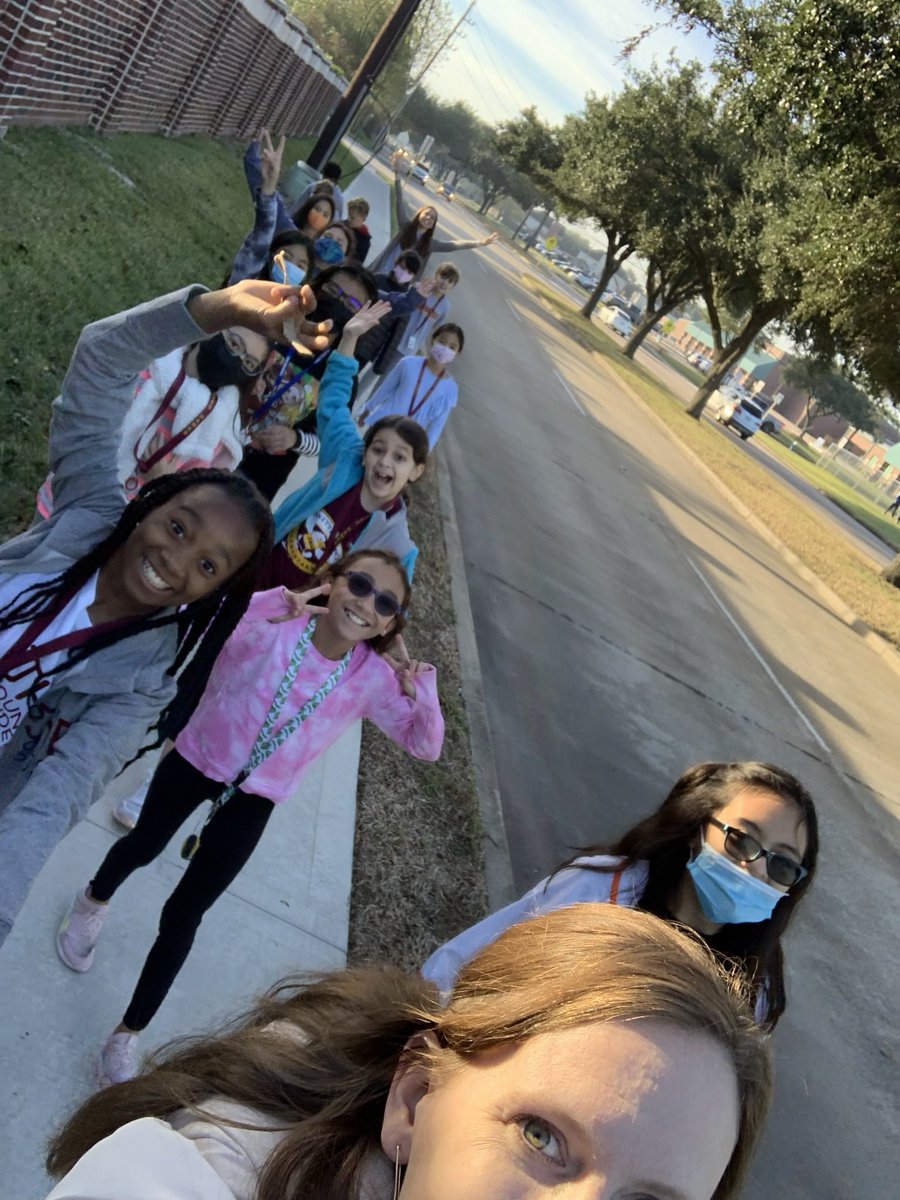 HayesStuCo's tweet photo. JHE Student council sponsored our annual food drive benefiting @HoustonFoodBank, and this morning we dropped off our donations… 19 bags and 19 boxes of food!! Great job Hayes hawks!  
📦🥫👍🏼
@HayesHawks 
@abc13houston 

#HayesHawks 
#JHEStuCo https://t.co/mxjz3dkIp8