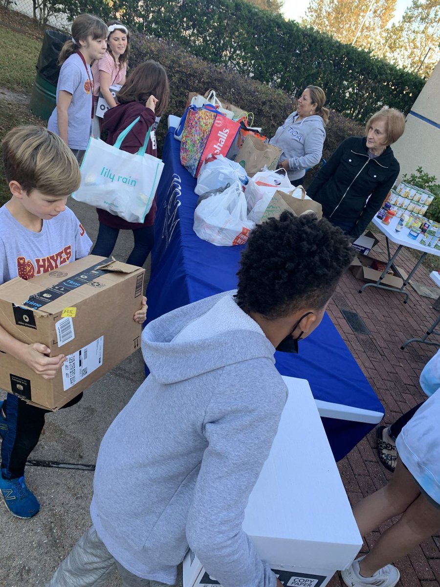 HayesStuCo's tweet photo. JHE Student council sponsored our annual food drive benefiting @HoustonFoodBank, and this morning we dropped off our donations… 19 bags and 19 boxes of food!! Great job Hayes hawks!  
📦🥫👍🏼
@HayesHawks 
@abc13houston 

#HayesHawks 
#JHEStuCo https://t.co/mxjz3dkIp8