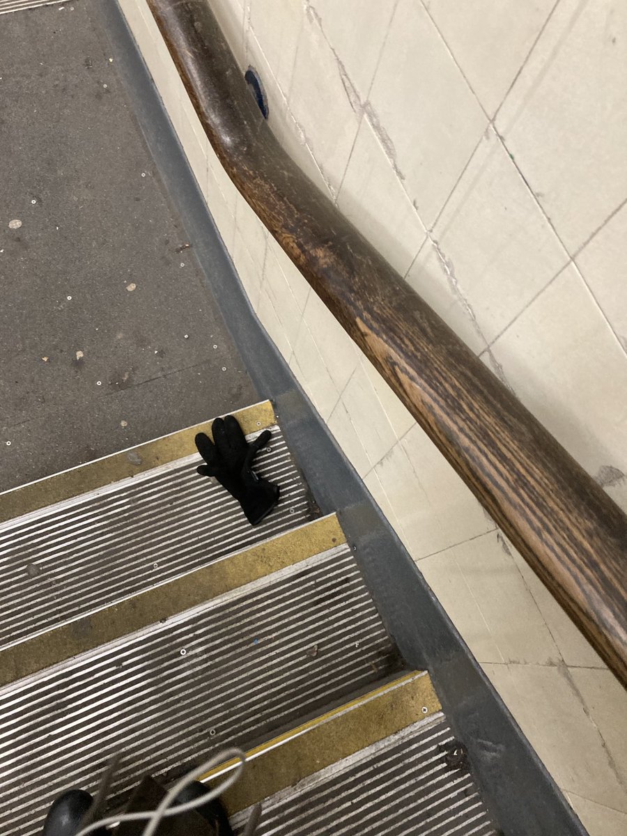 Surbiton station, 7:34am ⁦<a href="/singleglove/">lostglove</a>⁩