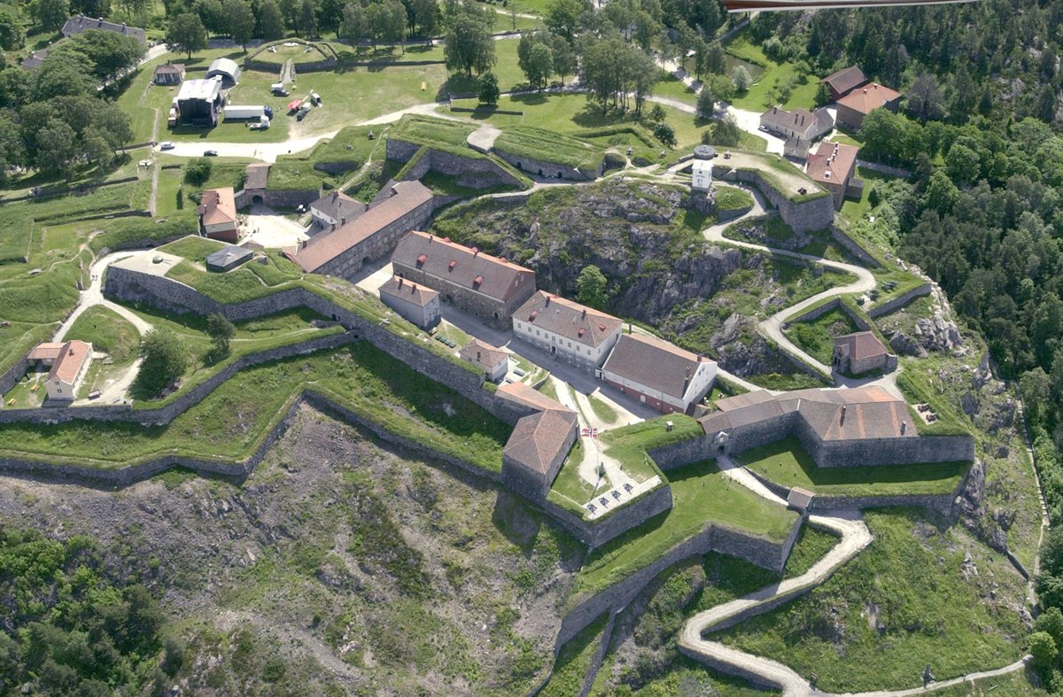 Velkommen til Allsang på grensen på Fredriksten festning i Halden. Festivalene begynner i Juli og vi ser frem til å møte dere! Her kommer det informasjon om festningene, nettsiden vår og annen nyttig informasjon. Vi sees i Halden!
Legger ved et flott bilde av festningen 😍:
