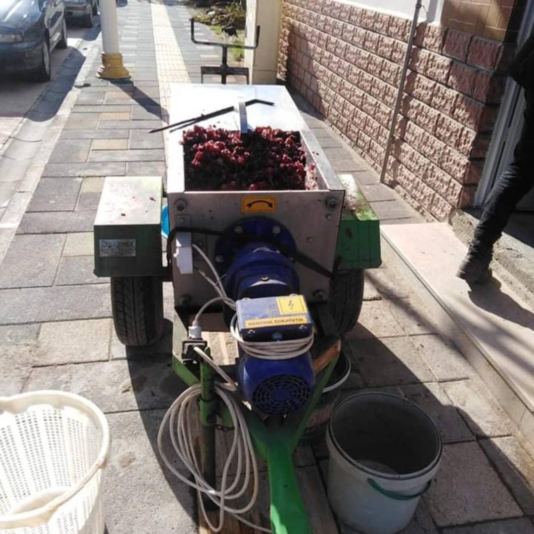 FSeedles's tweet photo. Öyle Özel ki.
Böyle pekmez hiç bir yerde bulunmaz.
#Crimsonseedless ve #Redglobe üzümlerinden.
Üzümün şırası herşeyi anlatıyor.
El değmeden
Süper hijyen
Maalesef kendinize yetecek kadar
#ihracatlıküzümünbaşkenti
#manisa #sarıgöl #Çanakcı #Beyyeri https://t.co/0pGvYrrhy8
