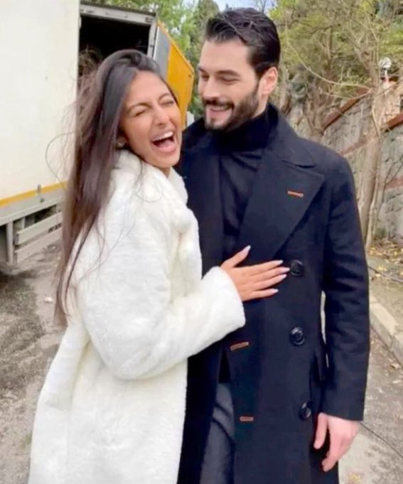 tepelamba's tweet photo. Şu yabancı fanlar müfredattan kaldırılabilir mi 😑 #AkınAkınözü https://t.co/oliiXyMSLK