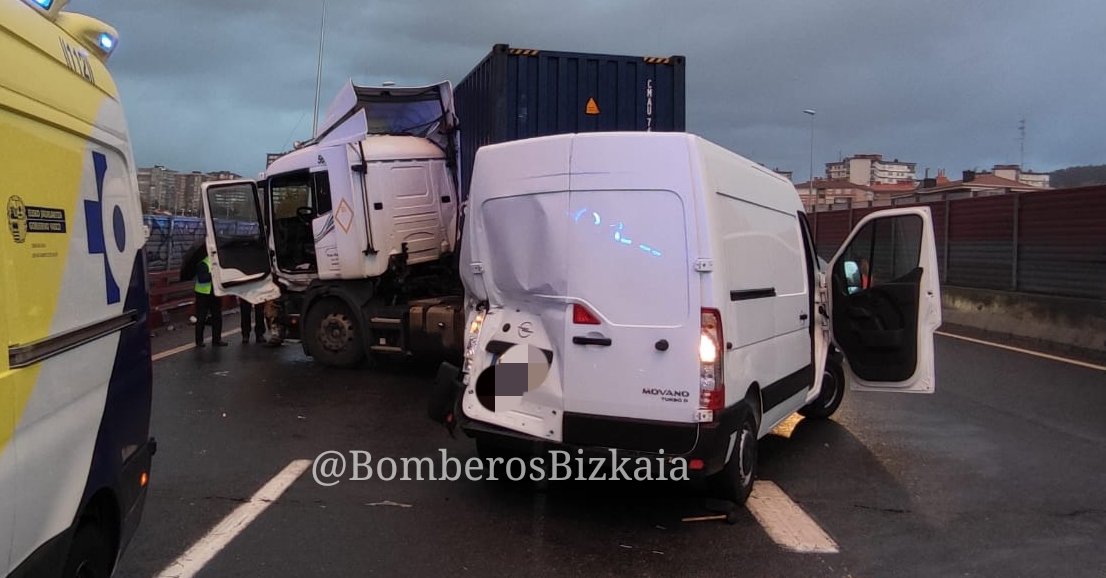 Imágenes accidente A8 #Barakaldo #Bomberos
A8 Barakaldoko #istripua _ren…