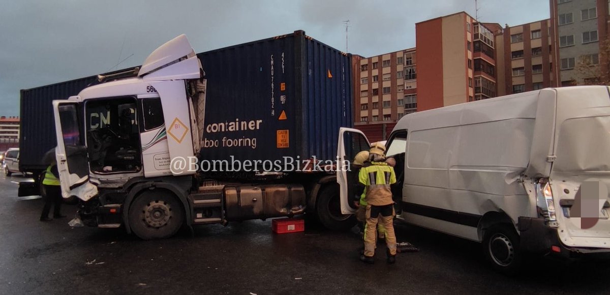 Imágenes accidente A8 #Barakaldo #Bomberos
A8 Barakaldoko #istripua _ren…