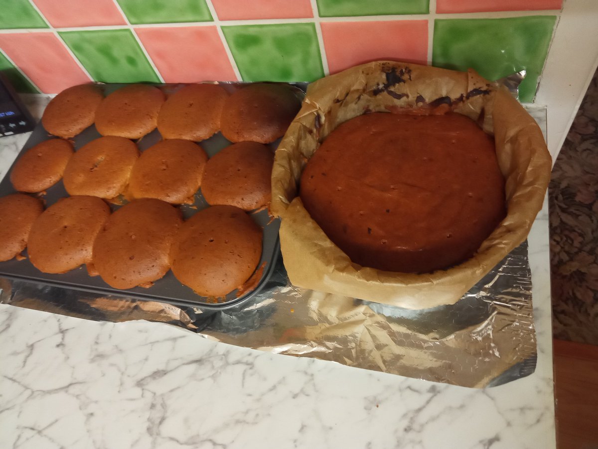 Ariana_Activist's tweet photo. 1st attempt at sponge cake making 😲
Don't know how it will turn out til it cools down but it smells nice 😏
Only time will tell: Watch this space!
#baking #bakeoff #cake #cakeoff #cakemaking #spongecake #wintercake #Cupcakes #vegan #veganbaking #crueltyfree #noneedfordairy https://t.co/D2bIjRYpk7