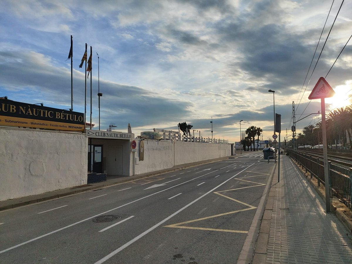 davidangelagam's tweet photo. Els responsables del Club Nàutic Bétulo de #Badalona se senten discriminats per una llei de costes que els obliga a enderrocar les instal·lacions mentre permet l'existència dels xiringuitos. Estan disposats a arribar al Tribunal Constitucional per defensar-lo https://t.co/TKyThXOdLW