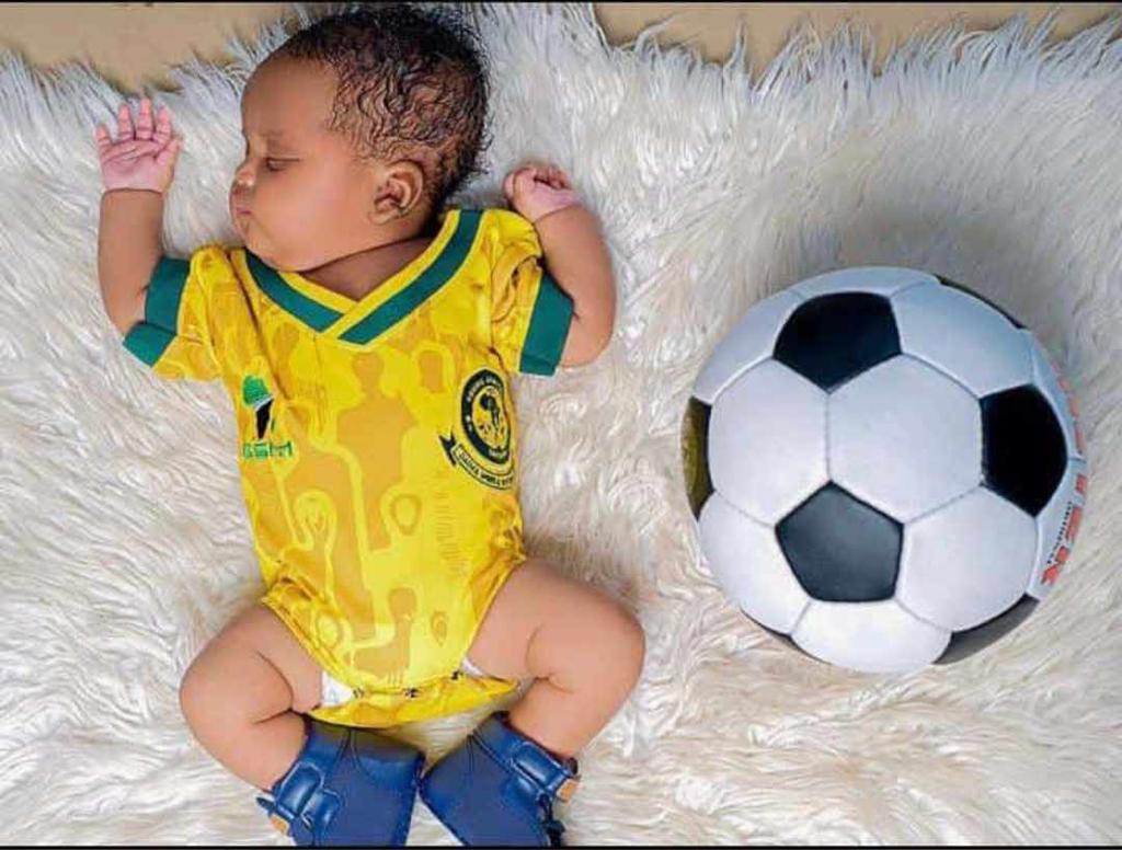 HajiManara's tweet photo. Huyu Mtoto mchanga anawapa pole wote wanaoumizwa na hizi mbeleko za hovyo hovyo na anawasubiri Wachambuzi Chupli Chupli na wa michongo kuona watasemaje ?

Anawatakia pia Usiku mwema Wananchi wenzake. https://t.co/xv1ruhGeUV