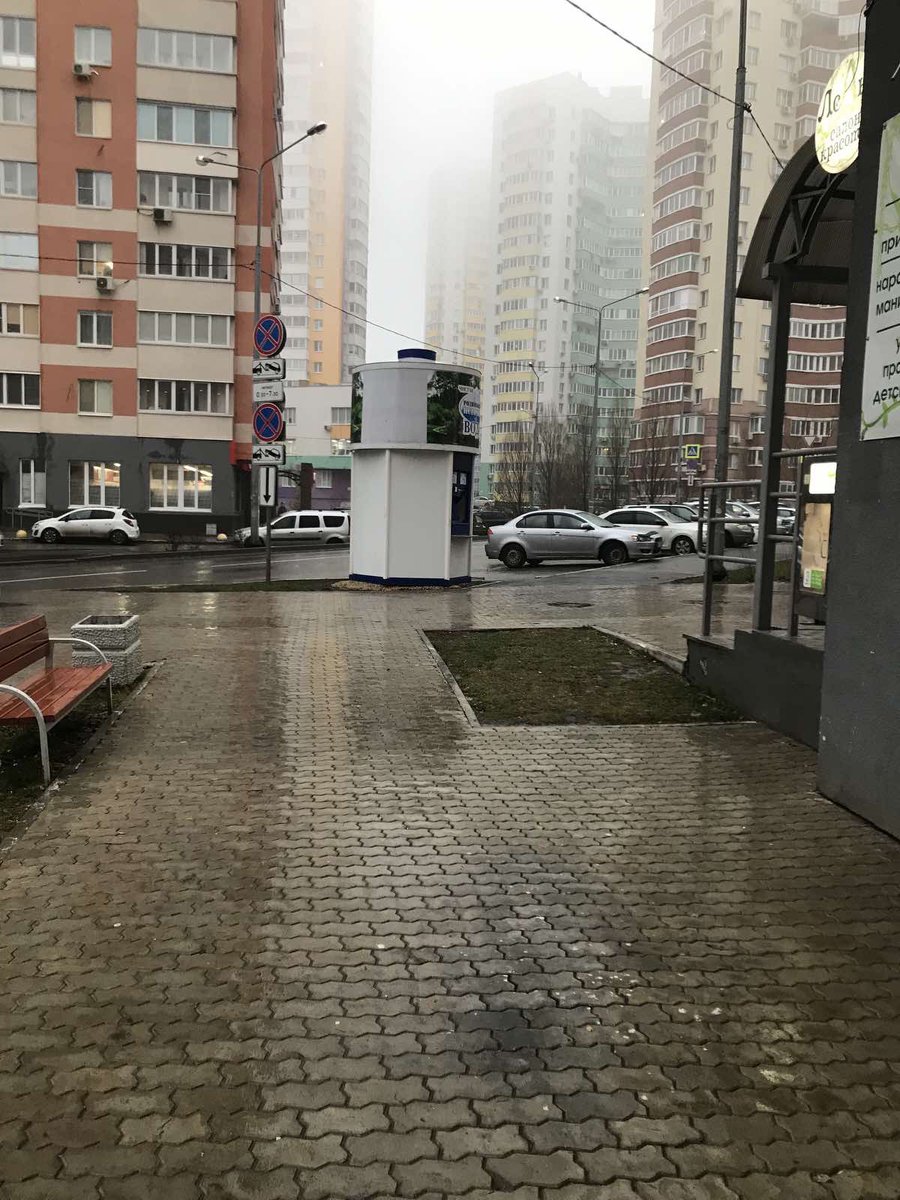 CkpXoeTFO92I2LZ's tweet photo. Доброго дня! Подскажите на каком основании была установлена данная конструкция? Правомерна ли установка на газоне (которых, к слову, и так не хватает)? Это же не торговые ряды! И чья территория, на которой была установлена будка? Место установки: 5-я просека, около д.111. https://t.co/oMMuxh52A2