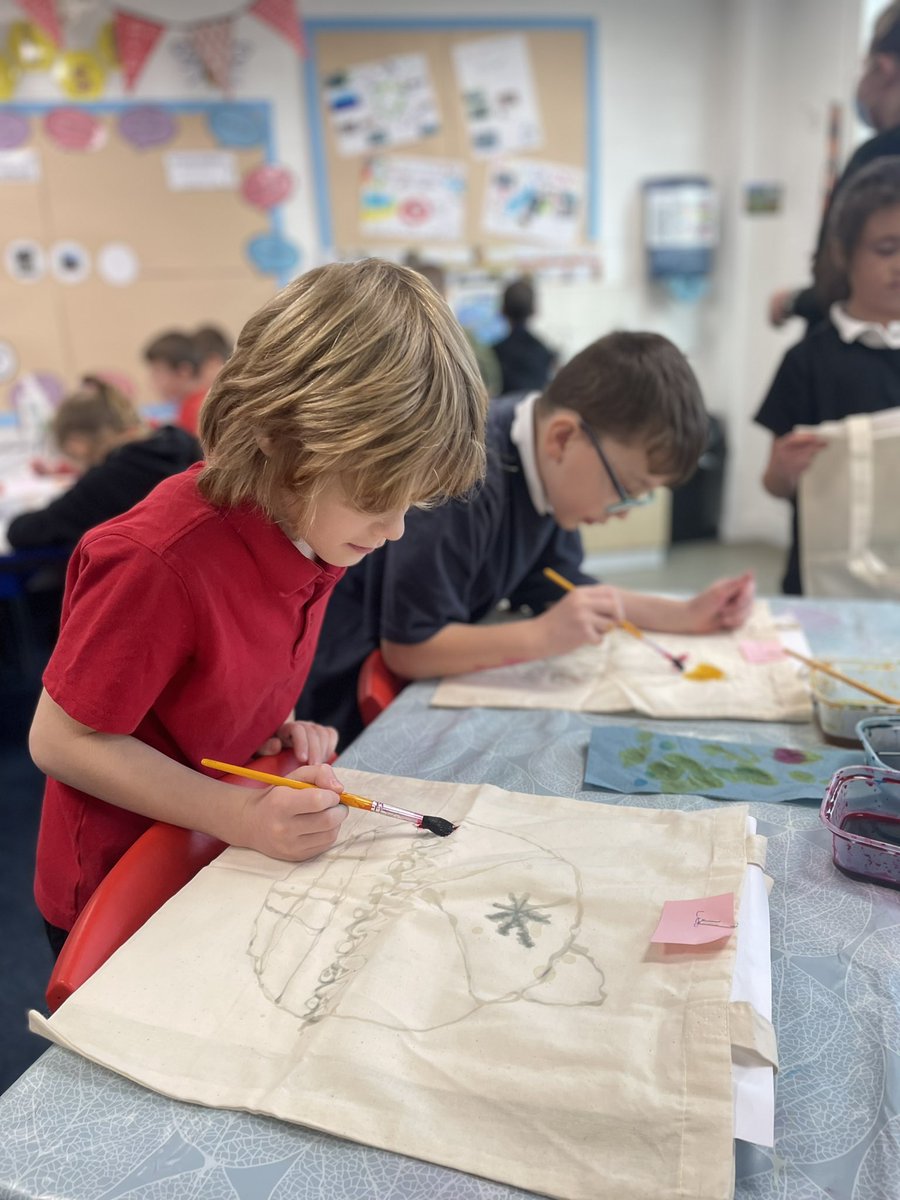 MrsKBusby1's tweet photo. Year 3 created some beautiful batik Christmas bags today to sell at the Christmas fair on Friday- they look spectacular! @NorthLincsFest @Therabbits21 @AlthorpeKeadby https://t.co/qCzNdvGLl2
