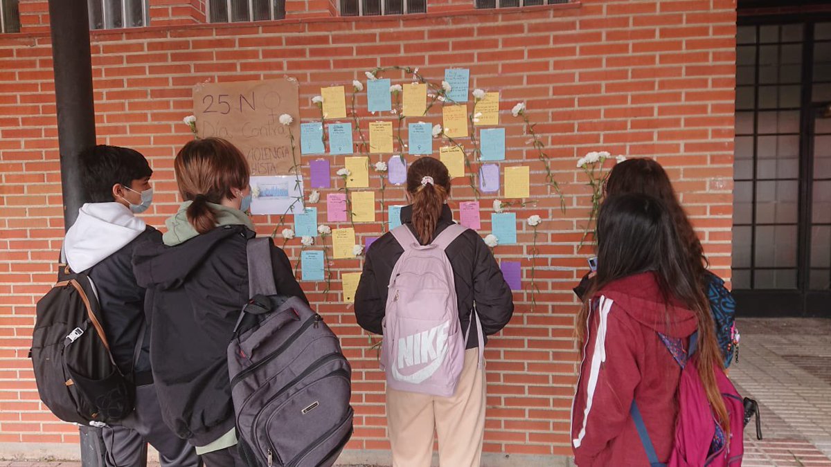 IESSalvadorDali's tweet photo. El 25 N, Día Internacional para la Eliminación de la Violencia contra la Mujer, el @IESSalvadorDali rindió un homenaje a las 37 mujeres asesinadas este año a manos de sus parejas o exparejas. Acto en el que se recalcó la importancia de erradicar la violencia contra las mujeres. https://t.co/2VroHEpvFX