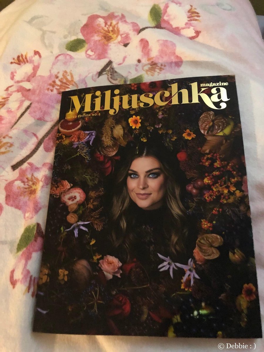 DebbieSchigt's tweet photo. ~ Yeah ~
De nieuwe Miljuschka binnen : )
Miljuschka Magazine No.3: Christmas Edition 🎄✨ :D
#Yeah #LeukePost :D
#Miljuschka #Magazine #MiljuschkaMagazine
#NO3 #NieuweInspiratie
#Food #Koken #Eten
#ReceptenEnzo #Inspiratie etc
#LeesVoer #WordJeBlijVan : ) https://t.co/WNcR0NXKcG