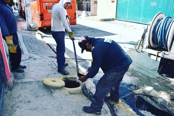 BuscaPorDentroA's tweet photo. MANTENIMIENTO AL SISTEMA DE DRENAJE
El (ODAPAS), realiza limpieza en las tuberías de drenaje.
Los trabajos consistieron en la limpieza de tres pozos de visita, cuatro pluviales y sondeo de la red principal en Av. Central de la Col. Guadalupe. https://t.co/qNnmNS9E4W