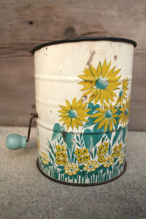 AlmanacAntiques's tweet photo. The basic #floursifter has been a stable in kitchens since 1819. In order to provide a smooth, even texture for #cakes, #flour needed to be sifted before adding liquid ingredients. Learn more. https://t.co/yRzyKVRAUA https://t.co/7L5y9htwbK