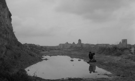 the_silver_man's tweet photo. Le "novo cinema" Portugais compte dans sa vitrine "Les vertes années" (1963) de #PauloRocha.
Déambulation amoureuse d'un cordonnier et d'une employée de maison(#IsabelRuth). Lent et mélancolique amour impossible dans un Lisbonne qui ne laisse entrevoir un avenir
#cc @Sand_Co https://t.co/kIhvIe4615