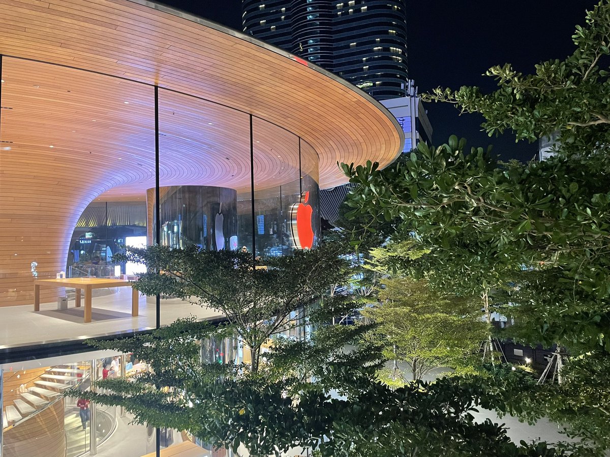 ubyi's tweet photo. Apple (RED) 🍎
#Apple #AppleStore #AppleRED https://t.co/td5V2i4i3g