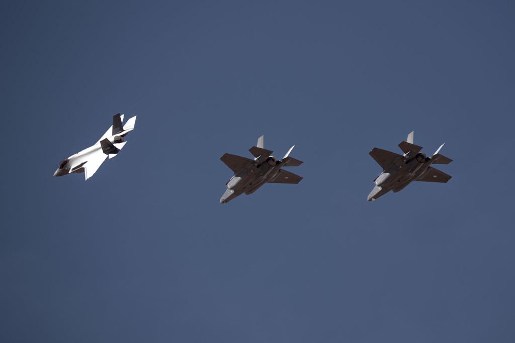 VlbLeeuwarden's tweet photo. Today, five weeks ago, eight 🇳🇱 #F35A LightningIIs arrived at @EdwardsAFB 🇺🇲for exercise #FrisianLightningIII, the last exercise in the @Kon_Luchtmacht F-35 #R2IOC. The F-35s flew almost 9000 km from @VlbLeeuwarden to @EdwardsAFB, with a brief layover at @158FighterWing #322sqn https://t.co/AaSh36OLtW