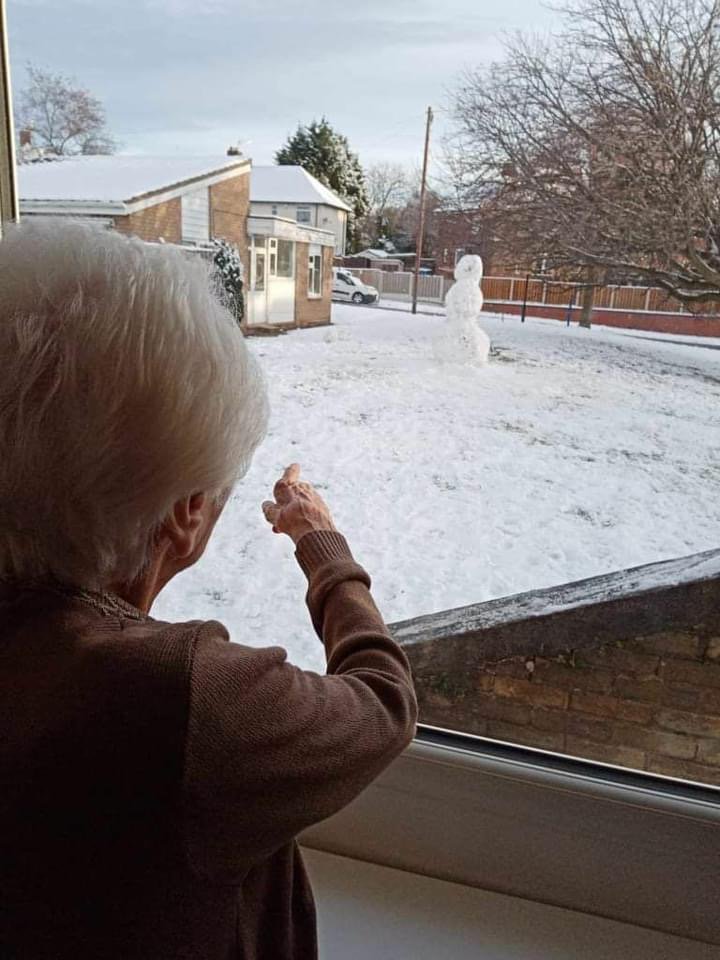 YA_OldAccount's tweet photo. Love to see such heartwarming stories like this.
Mason, Corey and Fenton (Y7) built a snowman on Monday for the residents of a local @sheffcare home to enjoy! The residents were so delighted and spent the day admiring it ☃️☃️ @BLT_CEO @brigantialearn1 #Community #Yewfutures https://t.co/pr6FZuE5YQ