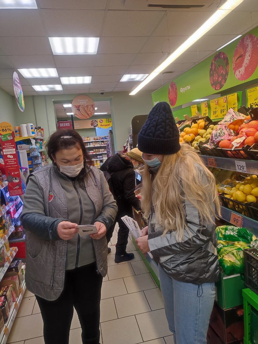 #библиотекиновомалыклинскогорайона
1 декабря Новочеремшанская СМБ ко Дню борьбы со СПИДом провела уличную акцию "Вместе против СПИДа" . Библиотекарь Романова Е.А. проводила блиц-опрос с населением о чуме века. По завершению всем участникам раздавала буклеты-памятки "Стоп СПИД".