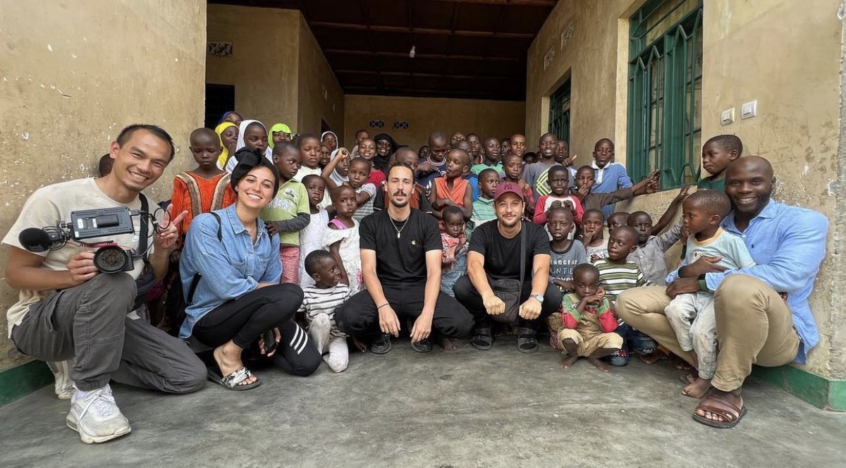 feuinfos's tweet photo. Nouvelle photo de Nekfeu lors de sa mission humanitaire au Burundi ♥️ https://t.co/TlUn1OcfbB