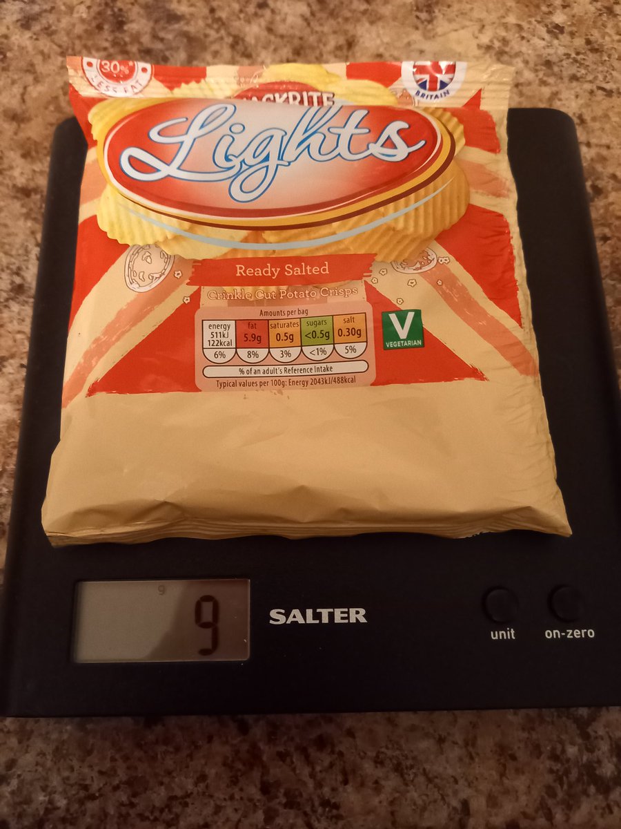 Debi182's tweet photo. @AldiUK I've always joked that a bag of crisps are a bag of air, but this takes it too far, a 25g of crisps weighing on 9g 😳 #aldi https://t.co/FXR2hNLkHC