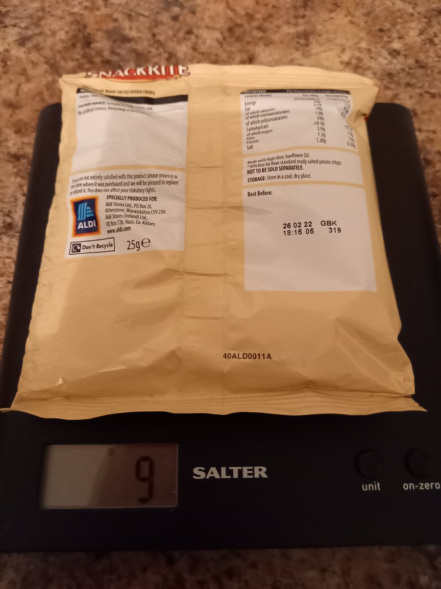 Debi182's tweet photo. @AldiUK I've always joked that a bag of crisps are a bag of air, but this takes it too far, a 25g of crisps weighing on 9g 😳 #aldi https://t.co/FXR2hNLkHC