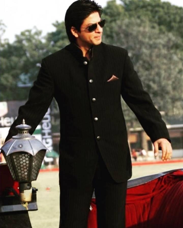 SRKInternationl's tweet photo. King Style https://t.co/oUhZqvEAUR